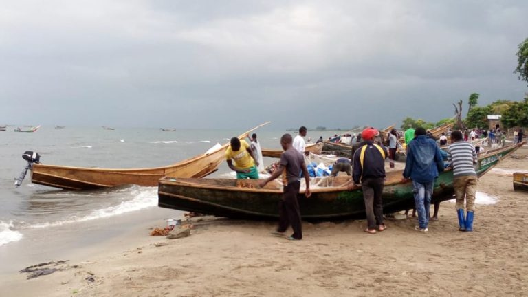 RDC : Le lac Édouard fait face à la pêche illicite, à la prolifération des pirogues et à la dégradation de l’écosystème