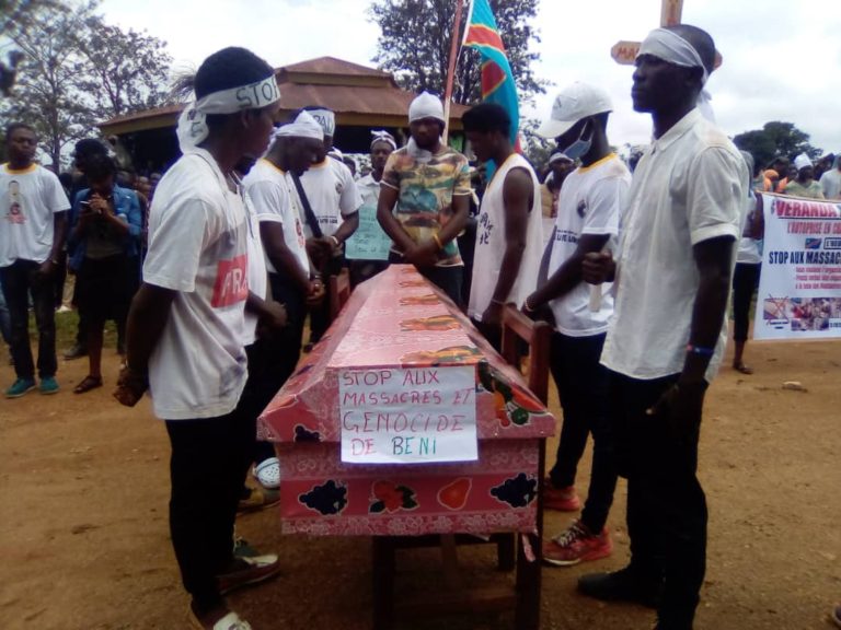 RDC – Marche de la Véranda Mutsanga à Beni :”Stop aux massacres et génocide. Nous voulons la paix rien que la paix”