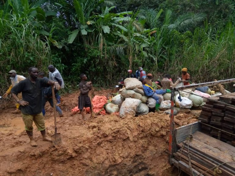 RDC – Ituri : La Route nationale numéro  44 ( RN 44) fait face au délabrement très avancé et aux barrières illégales