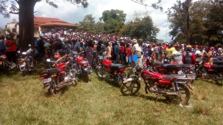 RDC – Beni : Des taximen-motos conditionnent l’achat des plaques d’immatriculation par la fin des massacres