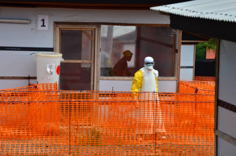 RDC : Des jeunes en colère saccagent un Centre de traitement d’Ebola à Lubero