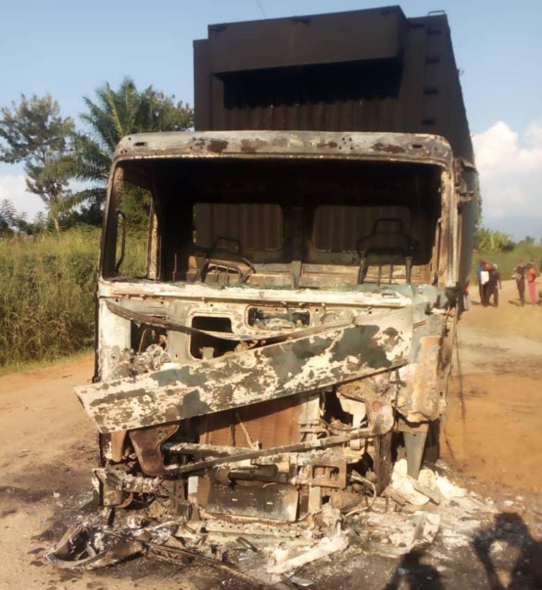 Nord-Kivu : Un véhicule brûlé par les ADF sur la route Beni-Kasindi