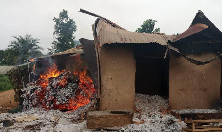 RDC – Ituri : 5 civils tués et plus de 250 maisons brûlées à Irumu